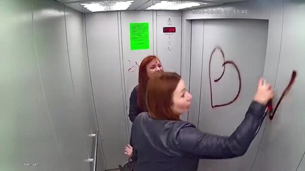 Dronken Russische dames (werkzaam voor de politie) gaan los met de spuitbus