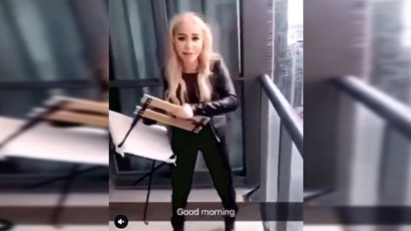 19-jarige Canadese chick gooit stoel van de 45e verdieping op de snelweg