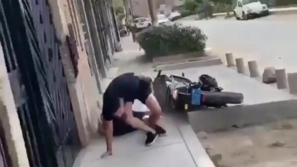 Achterop de motor bij een dame is niet altijd een slim plan