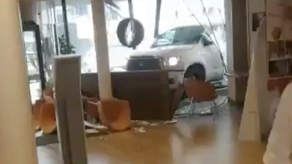 Video: pick-up truck ramt dwars door de pui van het stadhuis in Nijkerk