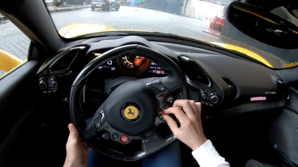 Een stukje knallen in een Ferrari 488 GTB met een Akrapovic-uitlaat