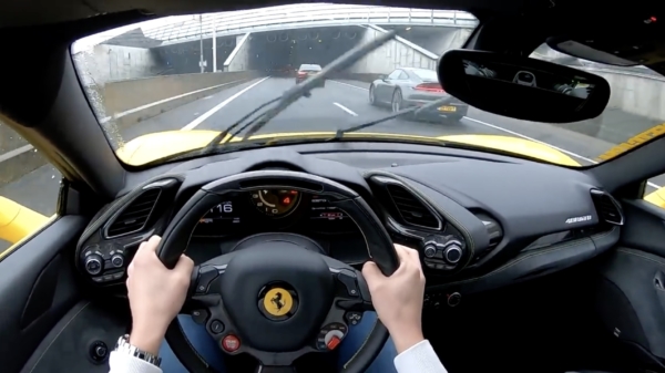 Een stukje knallen in een Ferrari 488 GTB met een Akrapovic-uitlaat