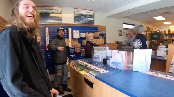 Irritant mannetje wil per se filmen op het postkantoor