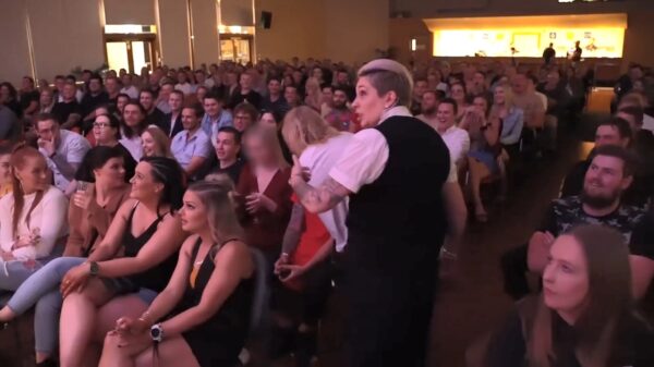 Komiek Frenchy SungaAttack gooit irritante vrouw uit zaal maar d'r vriend blijft lekker zitten