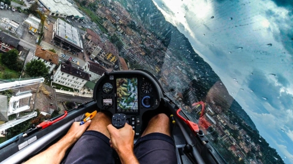 Schitterende beelden van een piloot die zijn zweefvliegtuig in de Italiaanse regen weet te landen