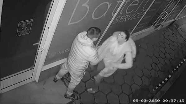 Petra kopstoot zichzelf dwars door een raam tijdens ruzie met d'r vriend