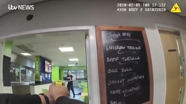 Politie tasert man voor zijn sodemieter als hij ze bedreigt met een magnetron