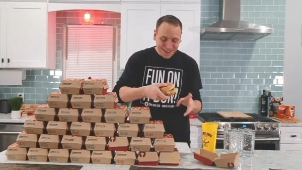 Vreetschuur Joey Chestnut zet nieuw record door 32 Big Macs naar binnen te werken