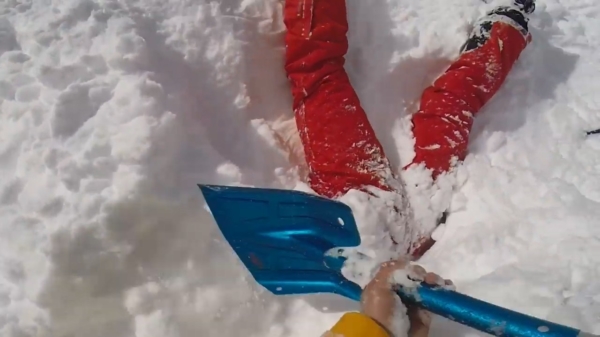 Skiër komt onmiddellijk in actie en redt leven van vrouw die kopje onder in de sneeuw zit