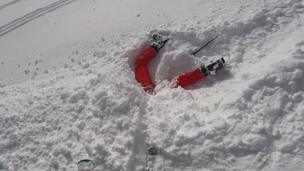 Skiër komt onmiddellijk in actie en redt leven van vrouw die kopje onder in de sneeuw zit