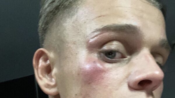 PowNed-verslaggever Dennis naar de grond gehoekt op Foute Party van Q-Music