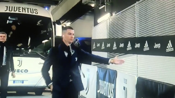 Bij gebrek aan fans door coronavirus 'highfivet' Ronaldo gewoon met zijn imaginaire vrienden