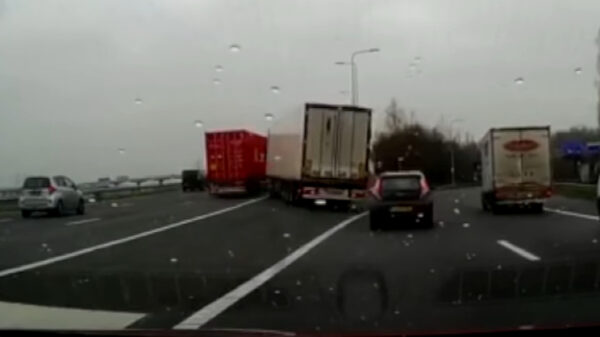 Vrachtwagenchauffeur doet compleet gestoorde actie op de A15 bij Ridderkerk