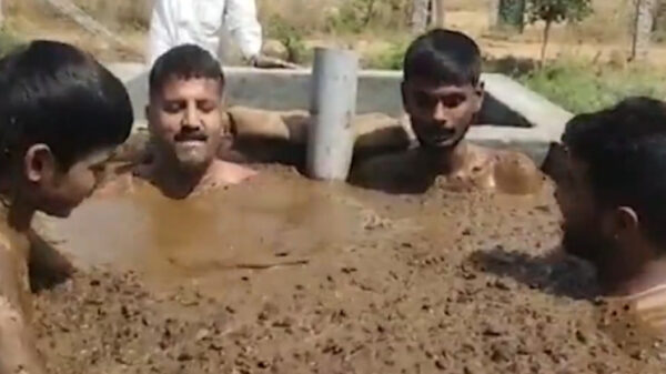 Indiërs badderen in koeienmest om zich te beschermen tegen het coronavirus