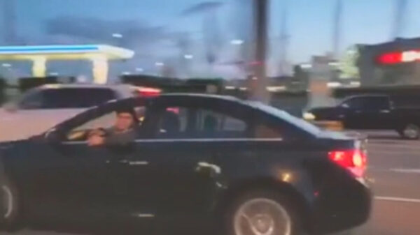 Gierende automobilist krijgt plotsKLAPs een portie karma voor zijn sodemieter