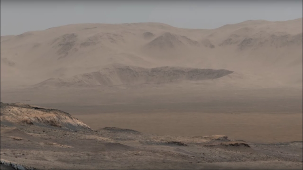 Curiosity Mars Rover schiet bizar panoramashot van het oppervlak van Mars