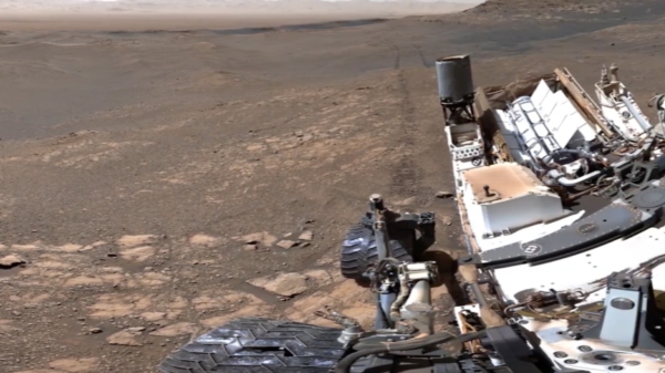 Curiosity Mars Rover schiet bizar panoramashot van het oppervlak van Mars