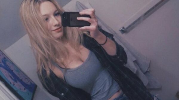 Spiegeltje spiegeltje aan de wand deze vrouwen zijn behoorlijk amusant (24)