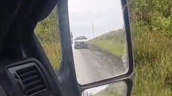 Portie blyat-karma voor Russische automobilist die over een vluchtstrook inhaalt