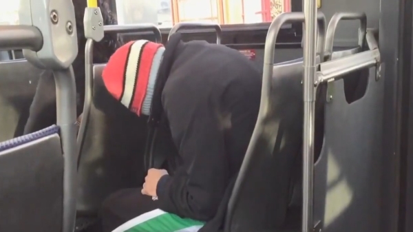 Kerel heeft de nodige moeite om niet in slaap te vallen in de bus