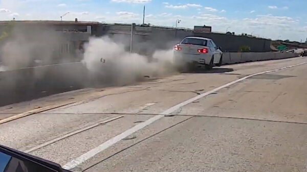 Hardrijdende BMW-rijder schrijft auto tegen een muurtje af dankzij hobbeltje