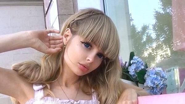 Even kennismaken met Angelica Kenova, de Russische Barbie