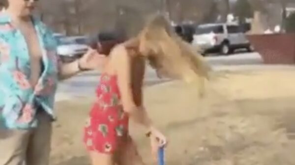 Zij moet duidelijk even oefenen op het piñata meppen