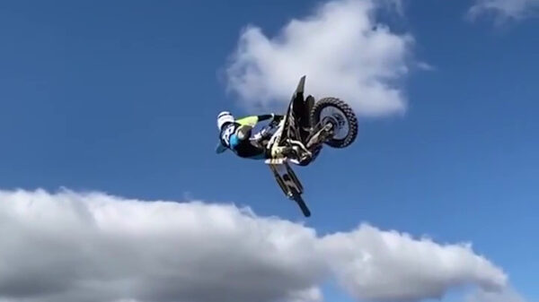 Na al die fails nu eindelijk eens een compilatie van motorcrossers met talent