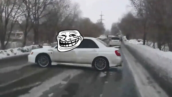 Bestuurder van Subaru laat zien hoe je als een eindbaas inhaalt