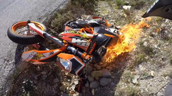 Merde: Franse motorrijder kan zijn KTM meteen blussen als hij onderuitgaat