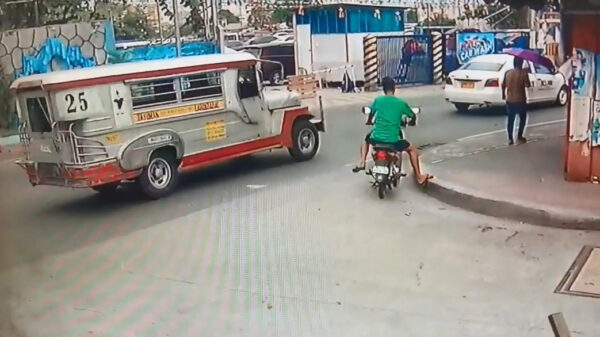 Wait for it: na tig keer aantrappen weet hij zijn brommer eindelijk te starten