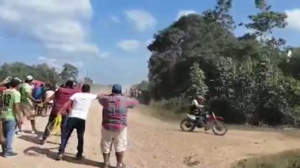 Braziliaanse motorrijders zien bocht te laat en rijden op volle snelheid het publiek in