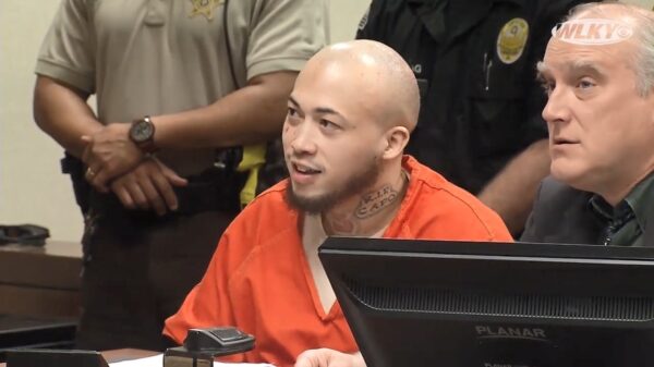 Advocaat gelooft zijn oren niet als zijn cliënt de rechter beschuldigt een geheime KKK-lid te zijn!