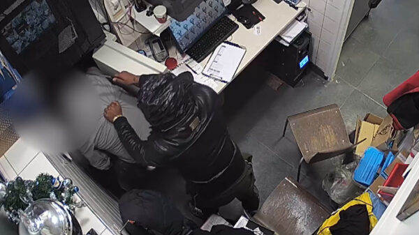 Bizarre beelden van heftige overval op KFC Amsterdam door politie vrijgegeven