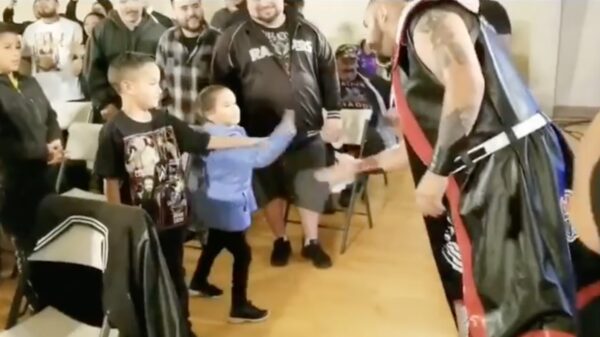 Worstelaar spuugt naar kind maar gelukkig weet papa wel hoe je zoiets corrigeert