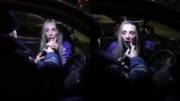 Russische dame probeert onder een alcoholcontrole uit te komen