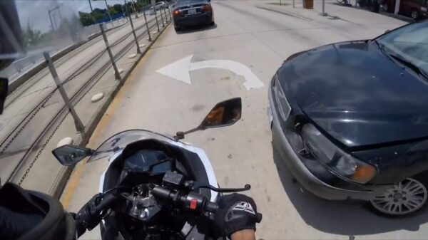 Motorrijder wordt op de rails gebeukt dankzij een 'onhandige' automobilist die hem een tikkie geeft