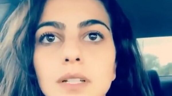 Tante brabbelt mee met het nummer Godzilla van Eminem