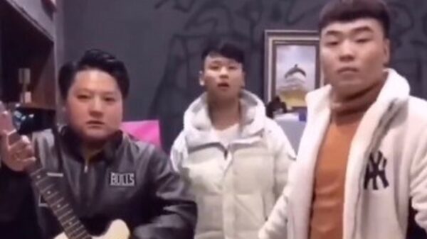 Kim Yong-un slaat op zijn vinger