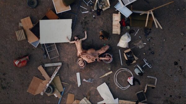 De nieuwe video van Salvatore Ganacci 'Boycycle' is weer Vreemd met een hoofdletter V