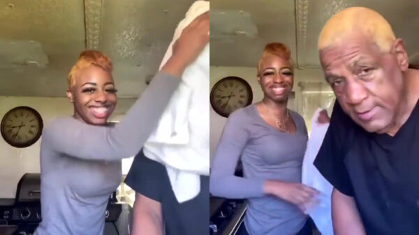 Opa is heel duidelijk niet blij met zijn blonde coupe