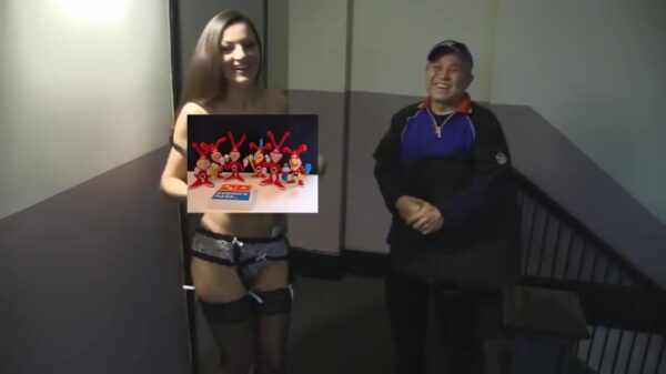 Chick met enorme snoeptafels bezorgt pizzabezorger de dag van zijn leven