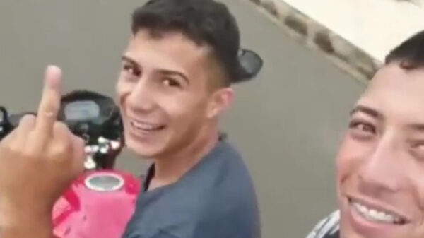 Waarom je tijdens een motorritje nooit een selfie moet maken