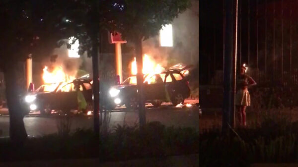 Vrouw in Zuid-Afrika gaat doodleuk in brandende auto zitten