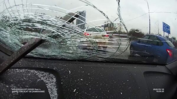 Automobilist kan een afspraak met Carglass maken nadat een stuk metaal door zijn voorruit vliegt