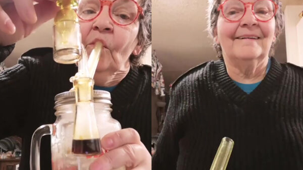 Oma rookt een lekkere waterpijp en gaat knetterhigh het weekend in