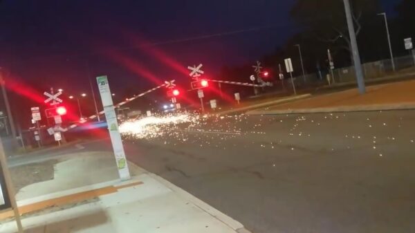 Crimineel heeft perfecte timing tijdens zijn vlucht voor de politie