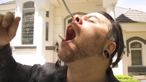 Kapitein Vleeshaak laat mensen verbazen met zijn nogal bizarre stunts