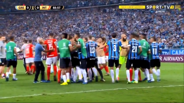 8 rode kaarten na massale vechtpartij tijdens voetbalwedstrijd tussen Grêmio en Internacional