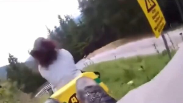 Je vriendin een whiplash op de rodelbaan bezorgen doe je zo